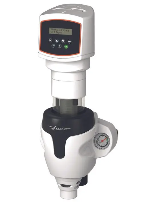 Automatische Wasserstation von Judo mit digitalem Display, Tasten zur Bedienung, und Manometer zur Druckanzeige. Gerät in weiß und schwarz mit transparentem Behälter.